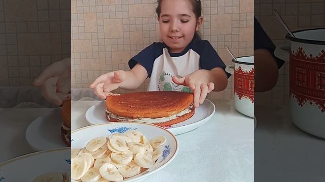 Арина готовит новогодний торт