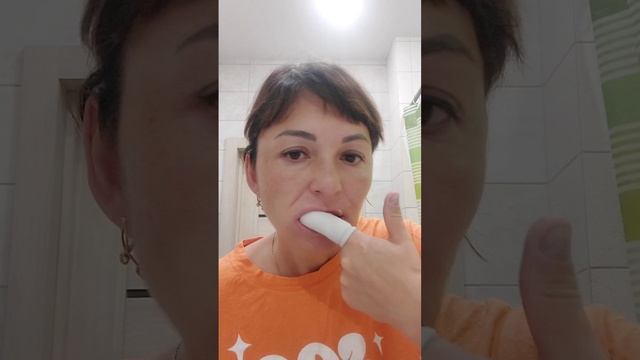 Чистка зубов спонжем