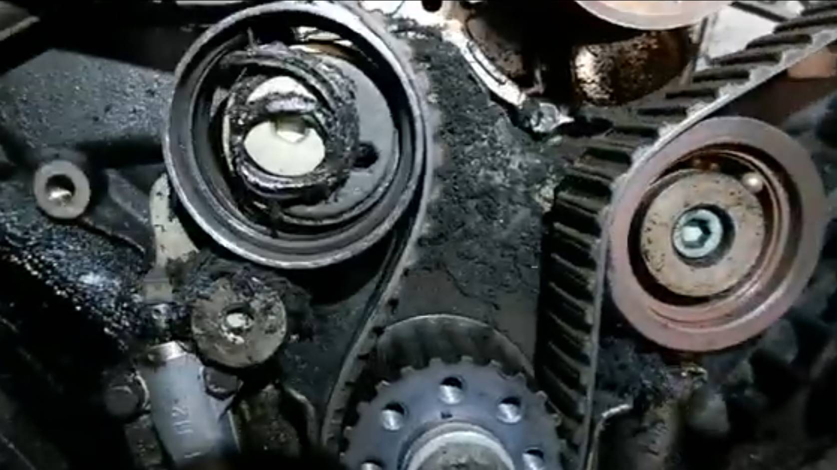 Развалились ролики на ГРМ но авто продолжает ехать. 2.5 TDI V6.