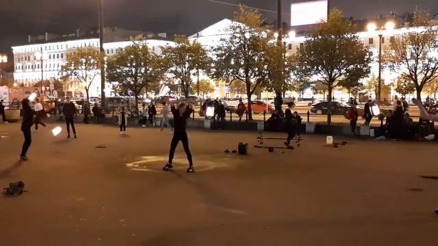 Уличное файер-шоу в Санкт-Петербурге
