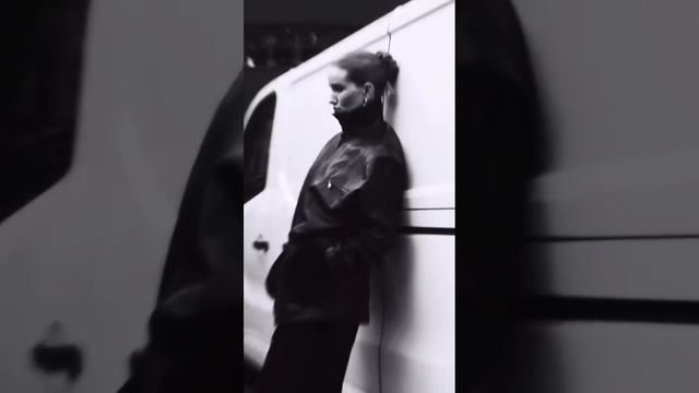 Роузи Хантингтон-Уайтли стала героиней декабрьского выпуска журнала Vogue Чехословакия.