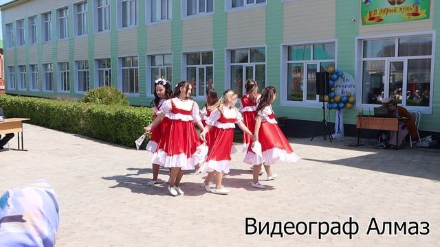 Танец девушек выпускной