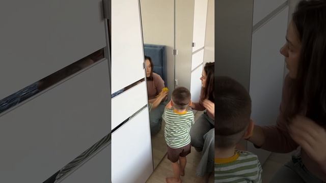 Дети моют зеркала