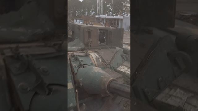 Побитая БМП M2A2 Bradley ODS-SA после встречи с FPV-дронами. У машины разбито защитное стекло пр...