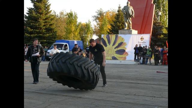 Силачи на Соборной площади г. Пугачева