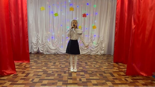 Песня «Светлячок» 
муз. 
Сл. М. Пляцковского
Исполняет София Попова