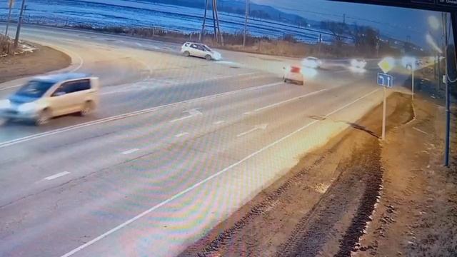 Появилось видео момента аварии с тремя пострадавшими в Южно-Сахалинске
