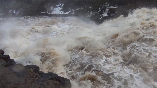 Водопад у поселка Гирвас снова бушует
