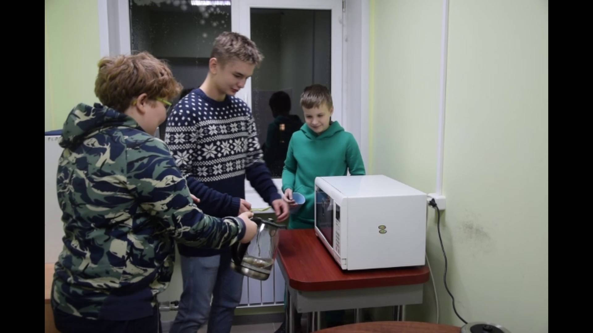 Обучающиеся программы "Медиатехнологии" осваивают технику нелинейного монтажа видео.