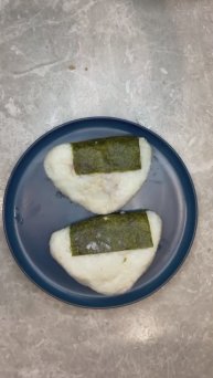 Онигири с тунцом