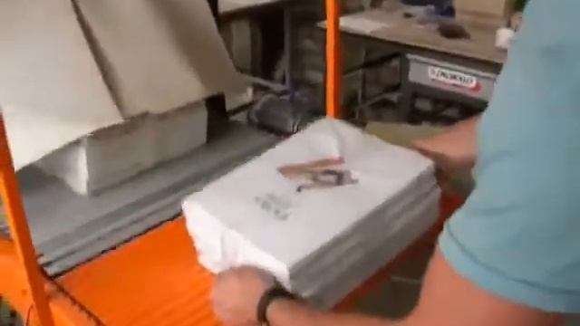 Упаковка книг и журналов в пленку.Термоупаковочный аппарат