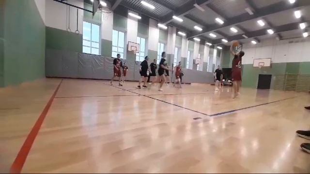 баскетболчик. моё первое видео кстати:)