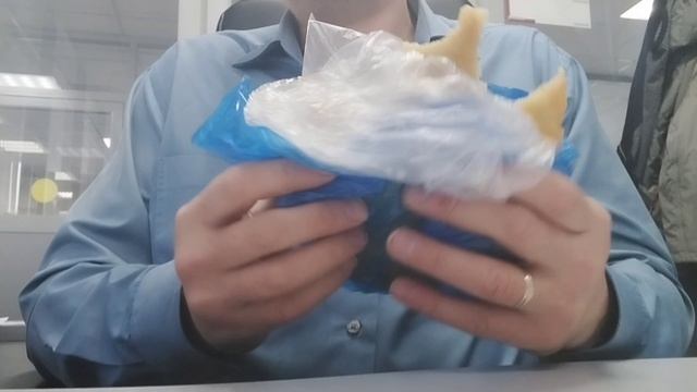 Ем и оцениваю чебурек по-Сельмашевски. Из куриного мяса.