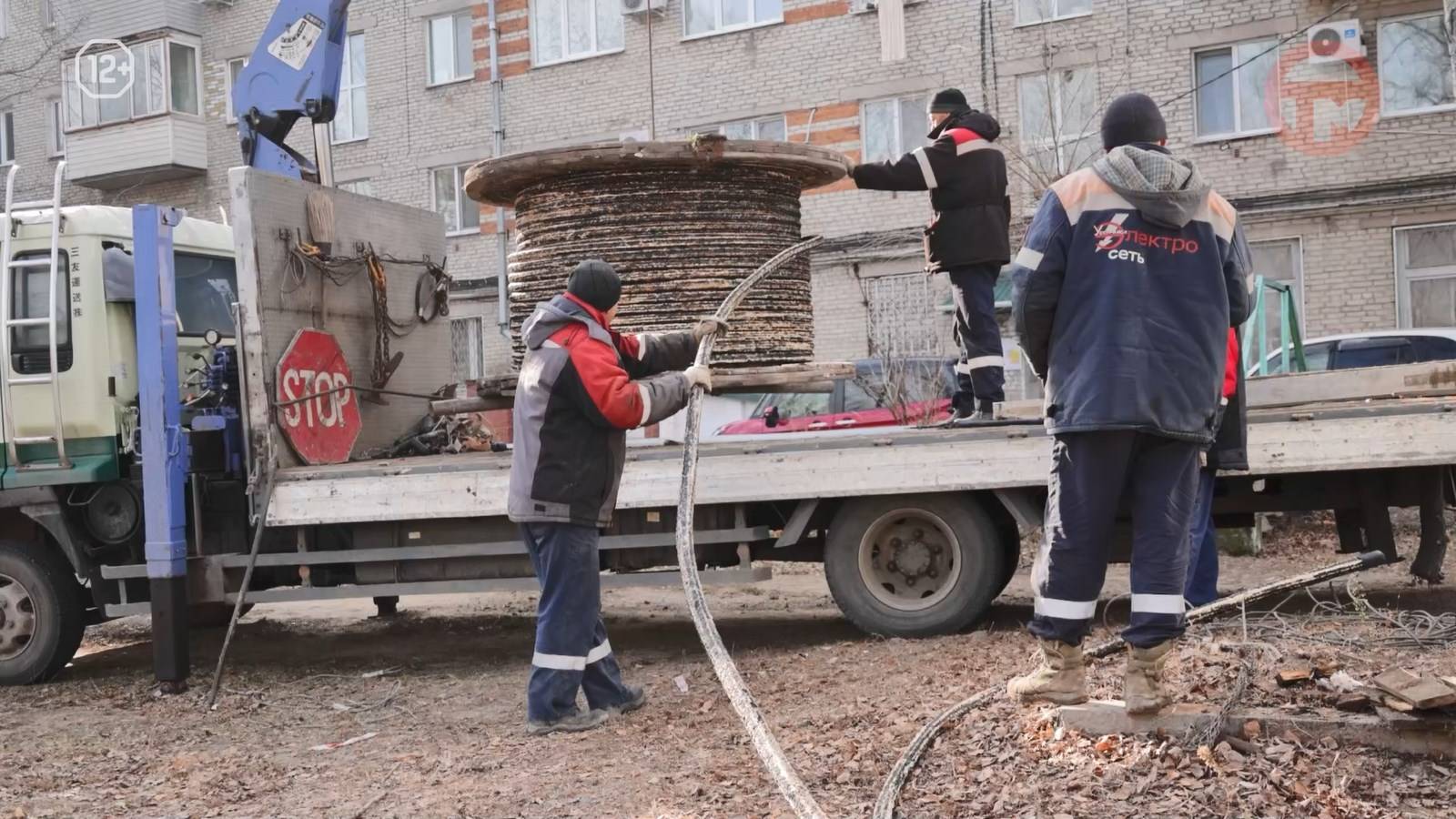 Модернизация линии электросетей идёт на Сахпоселке