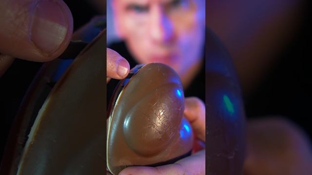 Хмурый Распаковщик и Новогодний Киндер Сюрприз в форме Сердца 🩷 : Что нас ждёт внутри?? #shorts
