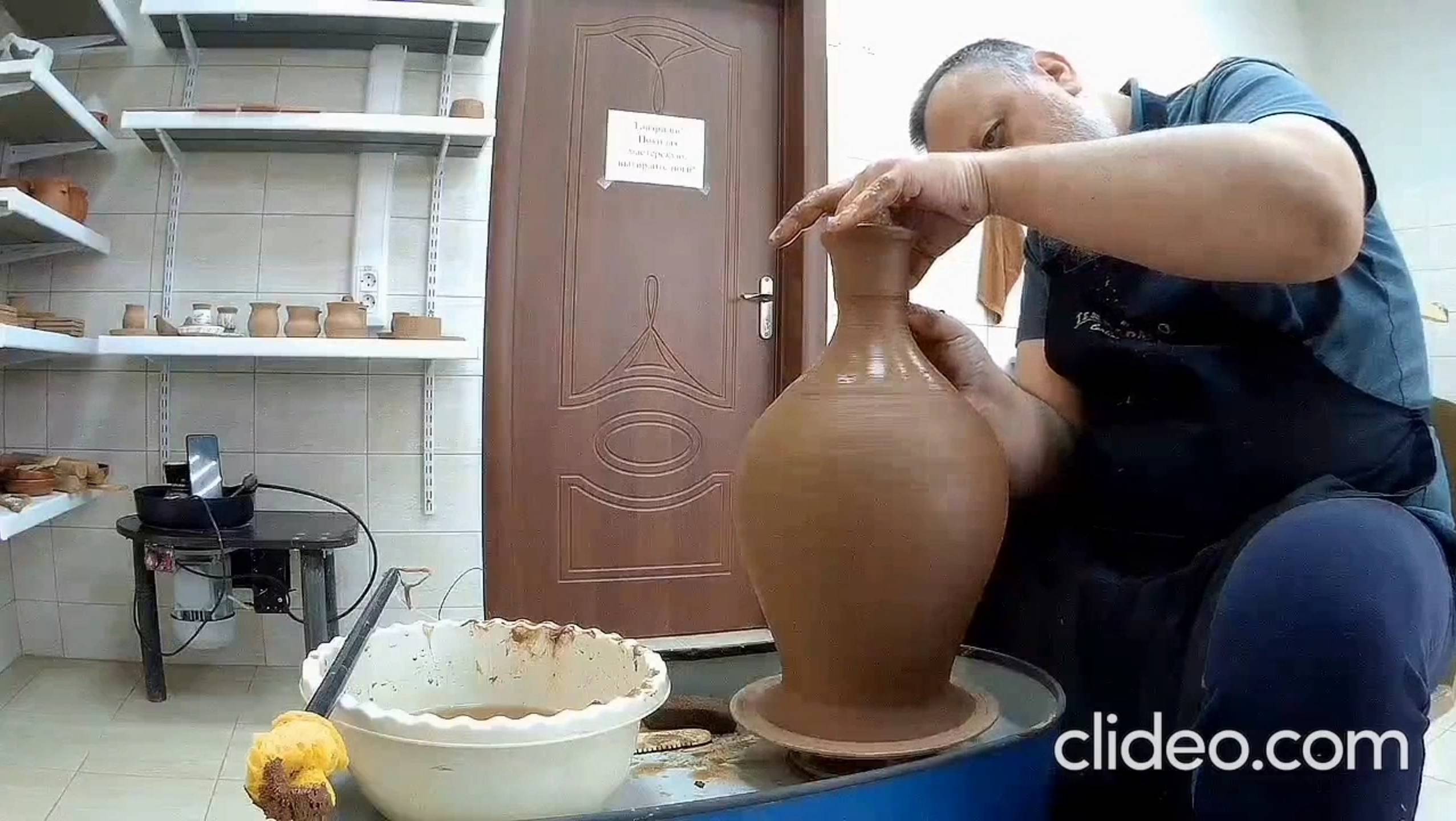 Изящный узкогорлый кувшин