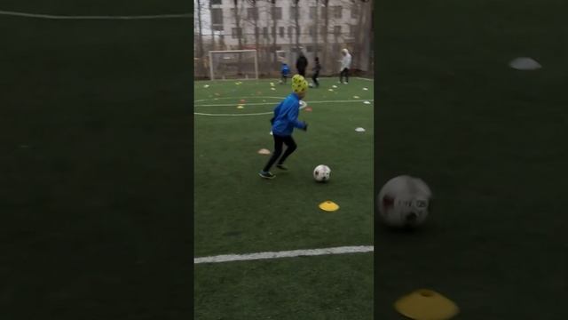 Ведение вперед, убрал мяч под себя, разворот. #soccerkids #футбол #футболдети