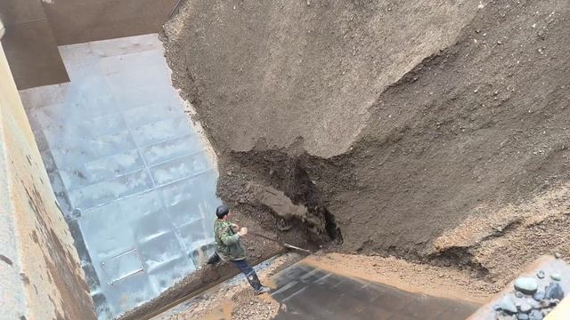 Строительство, разгрузка баржи