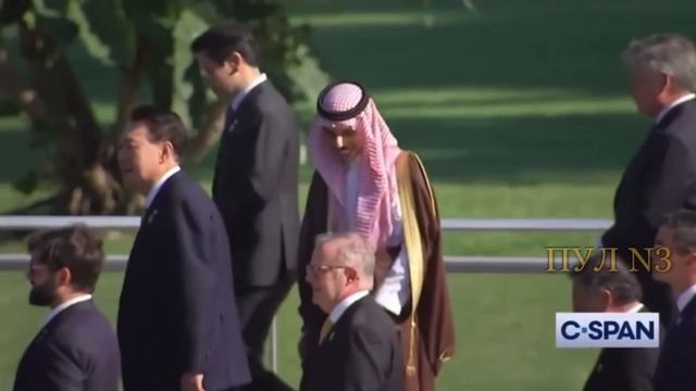 Самоходный дед опоздал на совместное фотографирование лидеров «двадцатки»