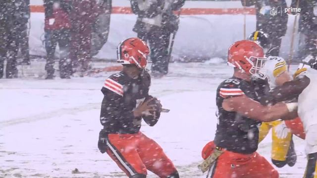 Bad weather, great catch. Njoku had unbreakable focus to reel this 2pt conversion in