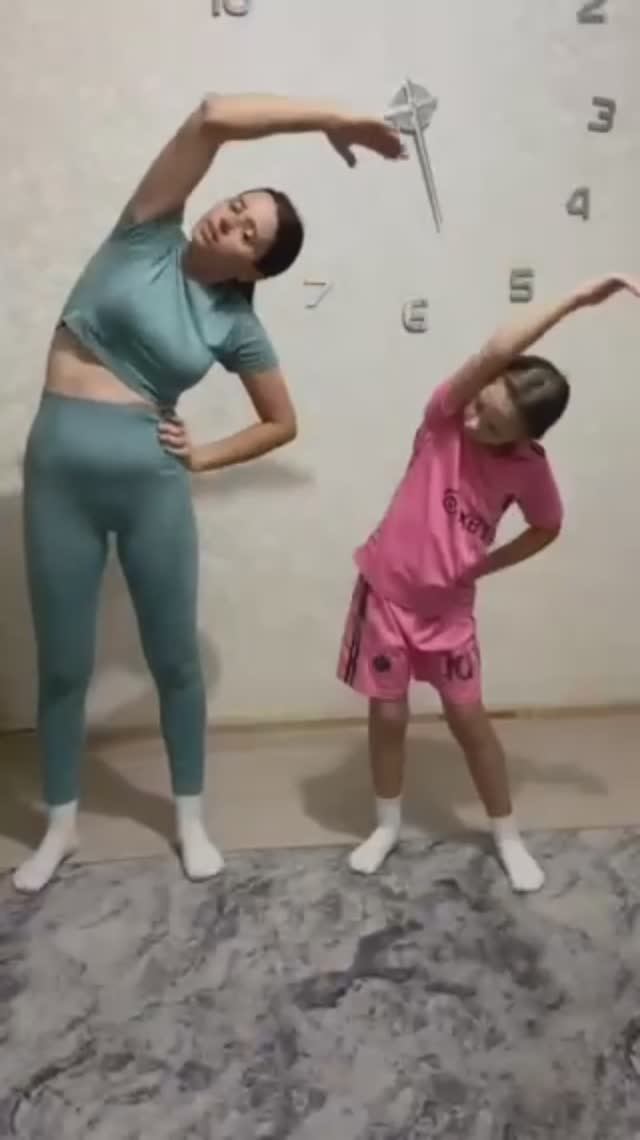 Мамы разные нужны, а спортивные важны! Я занимаюсь спортом с мамой.