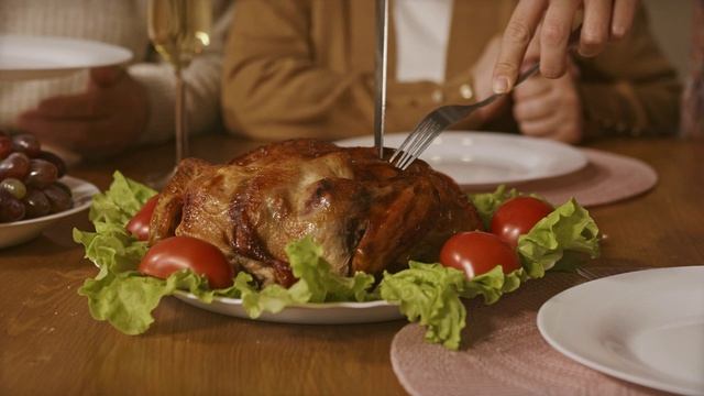 Женщины разговаривают фразами из сериалов