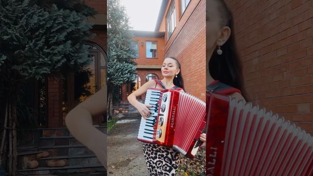 В огороде работать,  это тебе не песни петь 🤣🤣#russianaccordeon #kalinkaaccordion #russiaanclassic