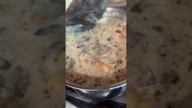 Морской окунь в кокосовых сливках с овощами