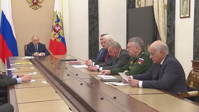 Совещание с руководством Минобороны, представителями ВПК и разработчиками ракетных систем.