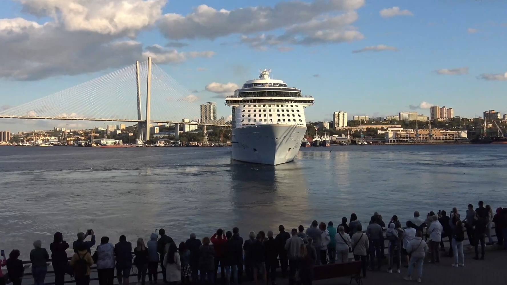 Владивосток круизный лайнер Quantum of the Seas (18 сентября 2019).