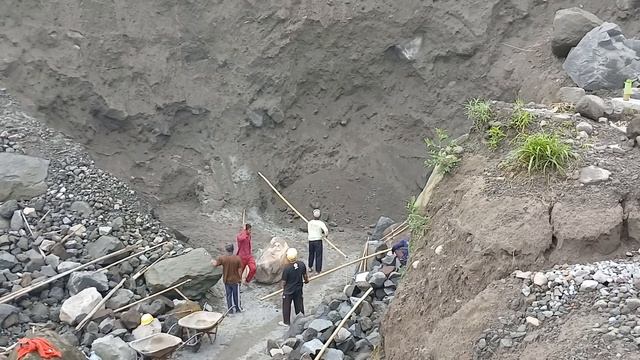 Строительство, шахтёры копают длинными копьями