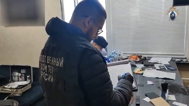 На Камчатке женщину задушили рукавом от кофты, а мужчину — скотчем