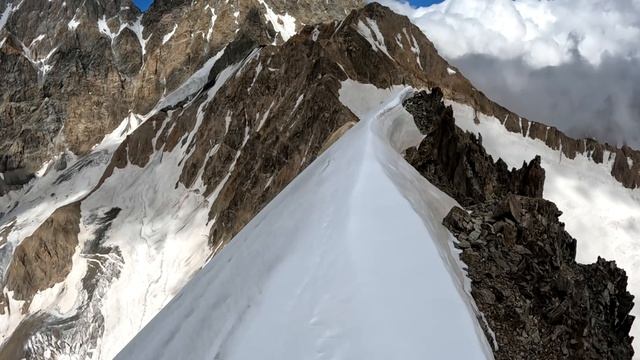 Безенги. Спуск с п.Селлы по гребню в сторону п.Башхааузбаши (23.08.2023)