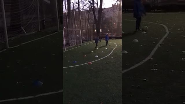 Ведение мяча вокруг фишек. Отработка.   #soccerkids #футбол #футболдети