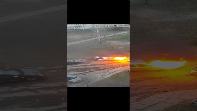 загорелась машина во дворе