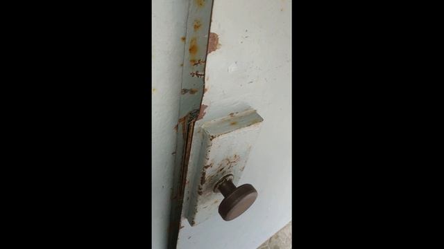 Дверь наконец, закрывается сама до конца