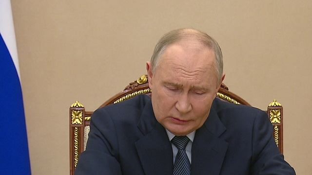 Путин провел совещание с руководством МО и представителями ОПК системы "Орешник".