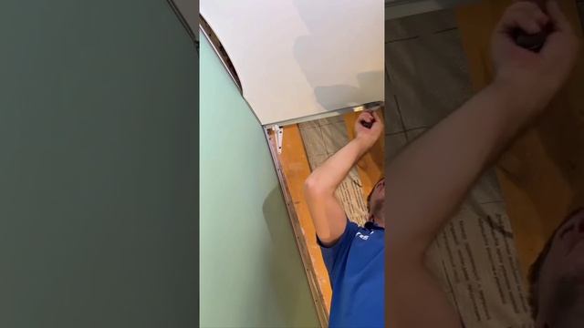 Монтаж потолка в лестничном пролете.