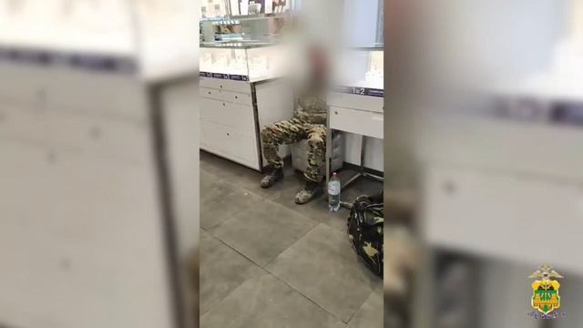 Большой куш: в Анапе бездомный ограбил тротуарной плиткой ювелирный магазин