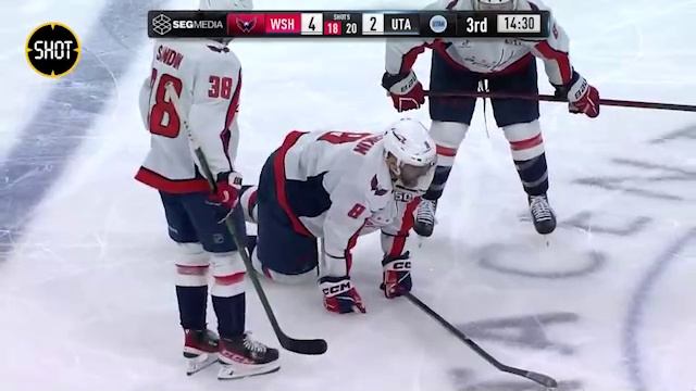 Хоккеист Александр Овечкин сломал ногу во время последней игры Washington Capitals.