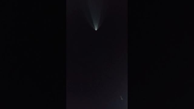 В сети появились кадры вчерашнего пуска орешника по Украине.
Вот как это выглядит в небе.