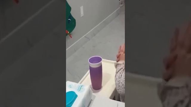Маленькая девочка, кажется, действительно видит своего покойного дядю