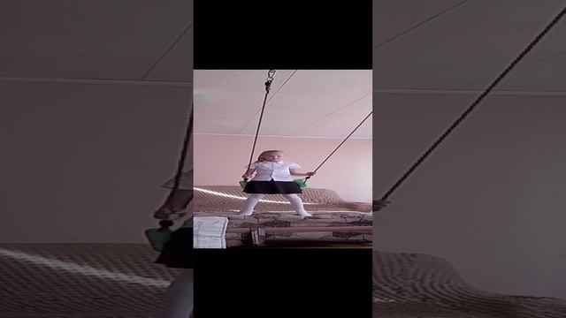 Я, моя кошка и качели.mp4