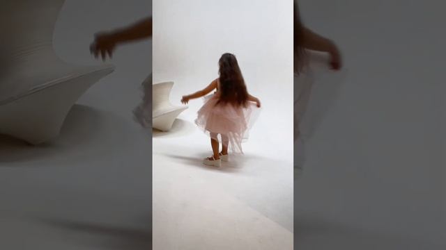 Моника обожает съемки и фотосессии📸🫶 Чувствует себя уверенно перед камерой🥳Фотографы обожают ее😁