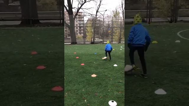 #футбол Отработка перекатов мяча вокруг фишек. #soccerkids  #футболдети