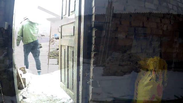 ЖИВЕМ В ДЕРЕВНЕ!ПОГОДА МЕНЯЛАСЬ ТРИ РАЗА!ПОРАБОТАЛ В САРАЕ!!!НА КУХНЕ ОПЯТЬ АНШЛАГ!Деревенский влог