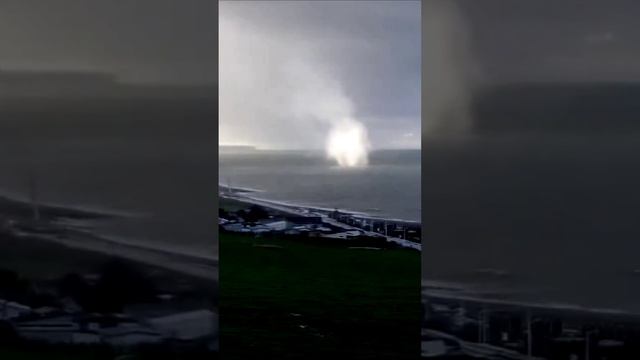 Водяной смерч подходит к берегу Франции