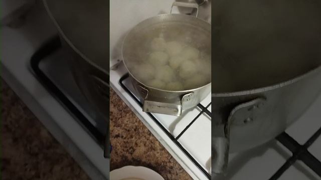 Готовим ежей
фарш,рис,лук,перец,соль закатываем в шарики и  варим