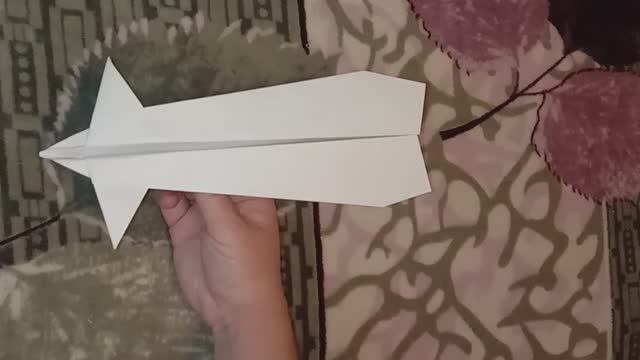 Как сделать самолет из бумаги, который далеко летает. Оригами. Поделки из бумаги.