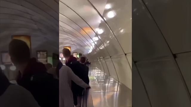 😱В столичном метро мужчина предпочел не спускаться на эскалаторе, а скатиться по боковой панели😱